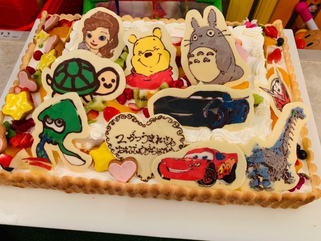 お誕生日ケーキ 子供たちの笑顔が最高のプレゼント 大阪調理製菓専門学校 大阪の調理師 パティシエ専門学校